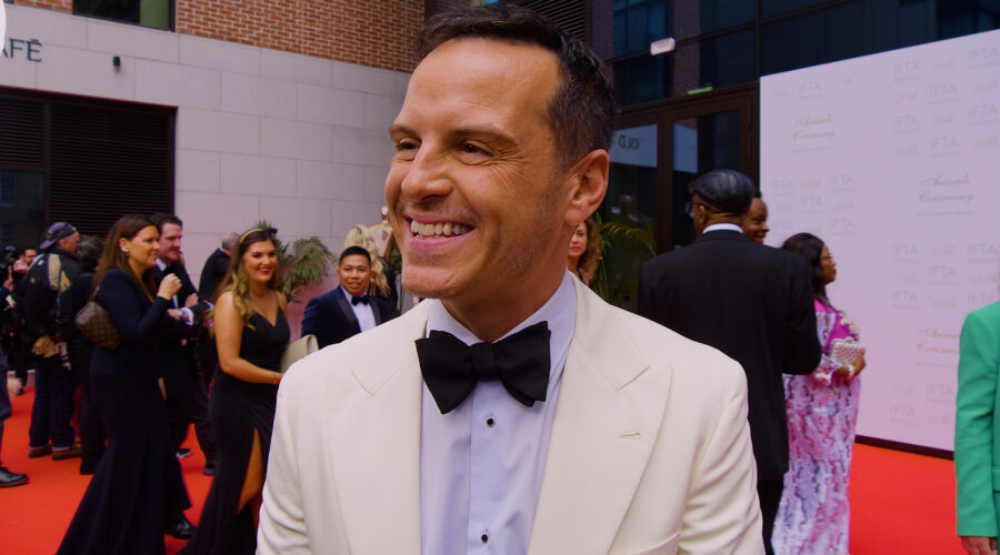 Andrew-Scott-smiling-on-red-carpet