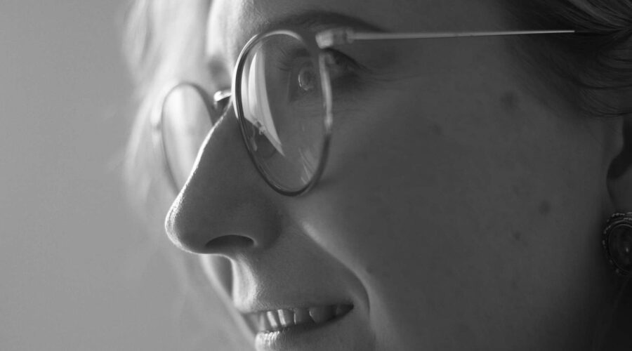 b&w-woman-wearing-glasses