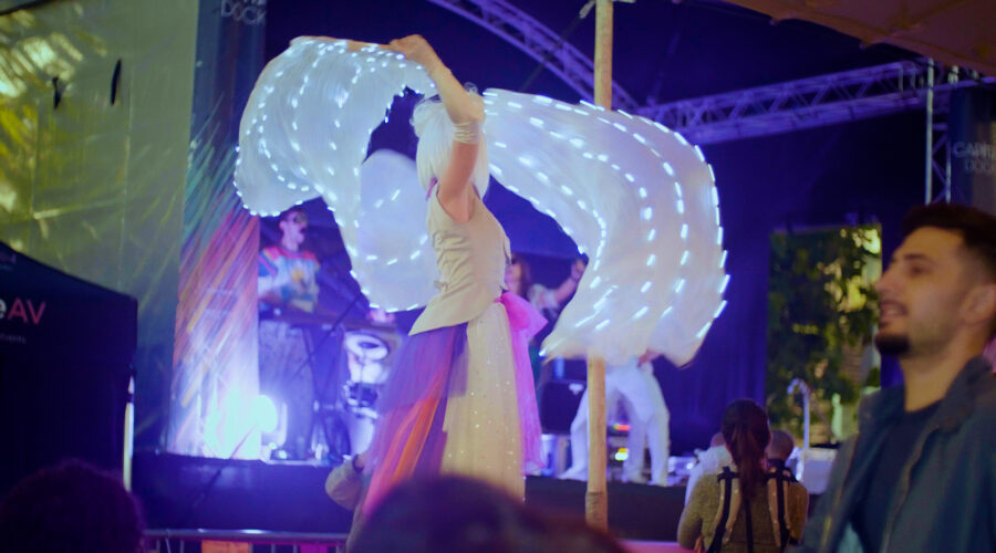 lady-on-stilts-dancing-with-lights