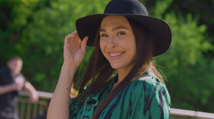 model-grinning-with-hat